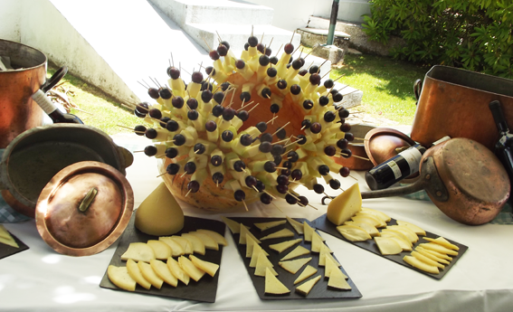 Aperitivo de quesos, pan y frutas en una de nuestras bodas